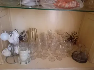 Vajilla de cristal, metal y porcelana