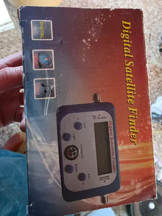 Dron de juguete plateado con hélices naranjas