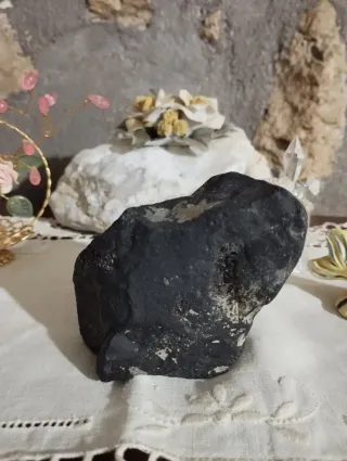 Pietra minerale scura grezza