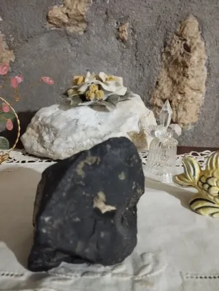 Pietra minerale scura grezza