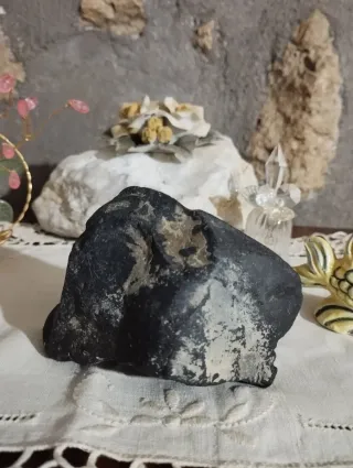 Pietra minerale scura grezza