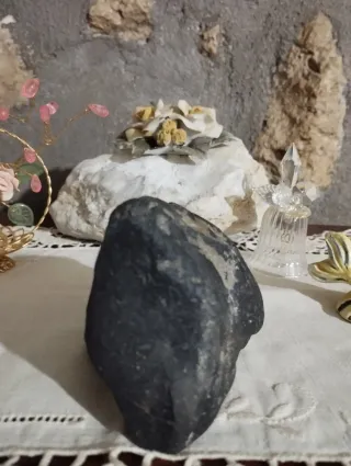 Pietra minerale scura grezza