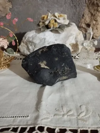 Pietra minerale scura grezza