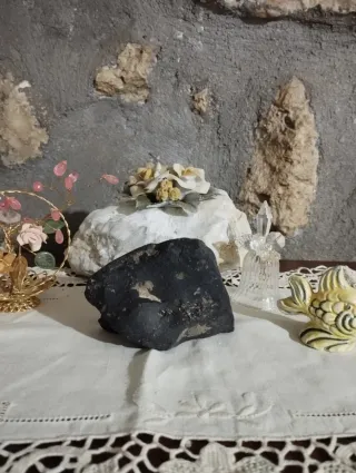 Pietra minerale scura grezza