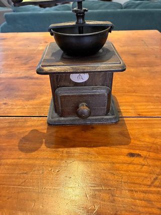 Macchina da cucire e 2 macinini vintage