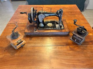 Macchina da cucire e 2 macinini vintage