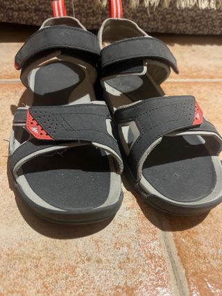 Sandalias unisex negras y grises sin estrenar