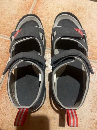 Sandalias unisex negras y grises sin estrenar