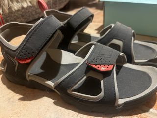 Sandalias unisex negras y grises sin estrenar