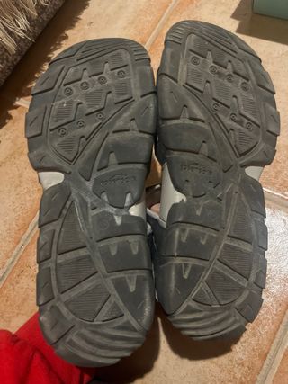 Sandalias unisex negras y grises sin estrenar