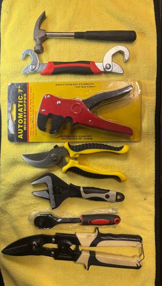 Pack de herramientas: pelacables, llave y más