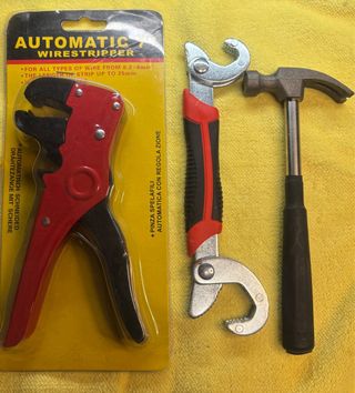 Pack de herramientas: pelacables, llave y más