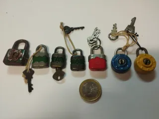 Lote 7 candados pequeños antiguos con llaves
