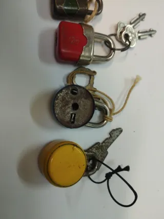 Lote 7 candados pequeños antiguos con llaves