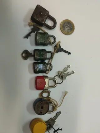 Lote 7 candados pequeños antiguos con llaves