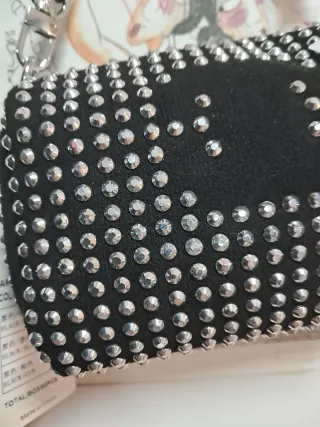 Bolso pequeño negro con tachuelas plateadas