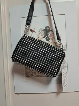 Bolso pequeño negro con tachuelas plateadas