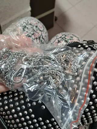 Bolso pequeño negro con tachuelas plateadas