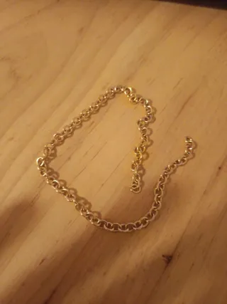 Pulsera de eslabones dorada sin cierre