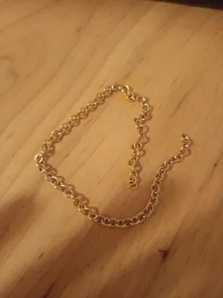 Pulsera de eslabones dorada sin cierre