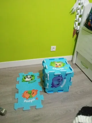 Alfombrilla bebé acolchada. Regalo juguetes.