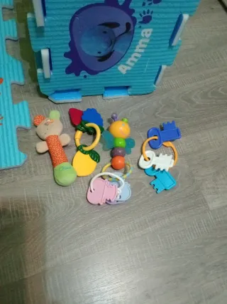 Alfombrilla bebé acolchada. Regalo juguetes.
