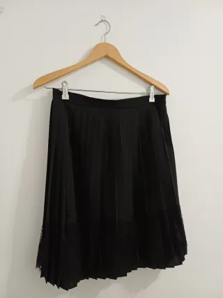 Falda negra plisada con encaje