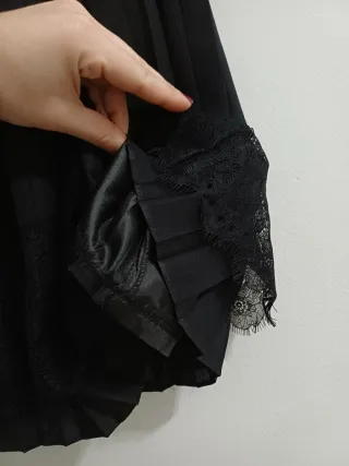 Falda negra plisada con encaje