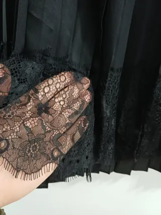 Falda negra plisada con encaje