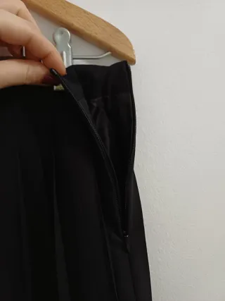 Falda negra plisada con encaje