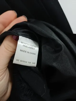 Falda negra plisada con encaje