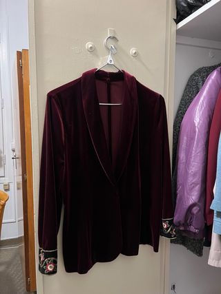 Americana de terciopelo con bordado