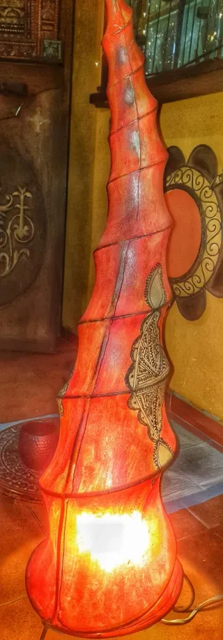 Lámpara de pie de cuero con grabados tribales