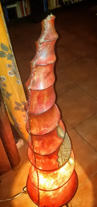 Lámpara de pie de cuero con grabados tribales