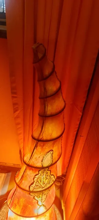 Lámpara de pie de cuero con grabados tribales