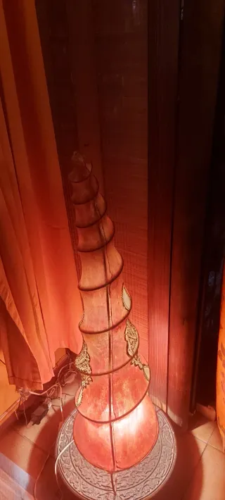 Lámpara de pie de cuero con grabados tribales