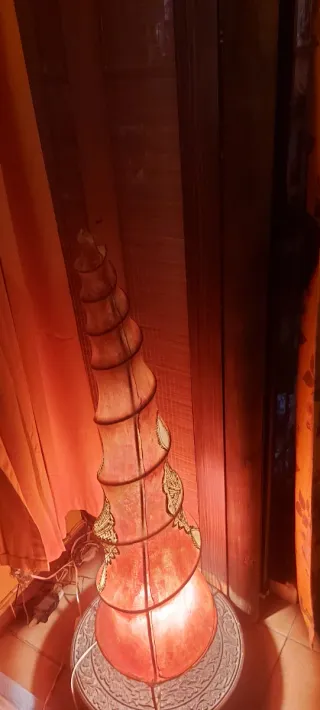 Lámpara de pie de cuero con grabados tribales