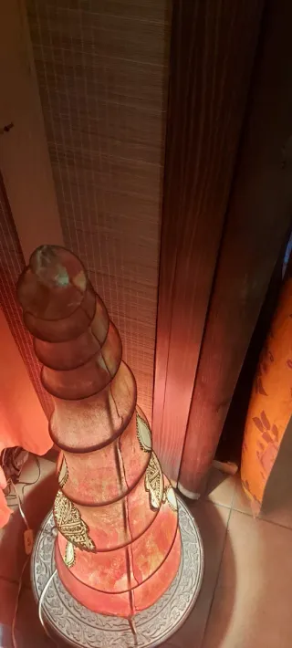 Lámpara de pie de cuero con grabados tribales