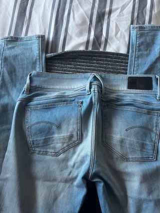 Pantalón vaquero pitillo azul