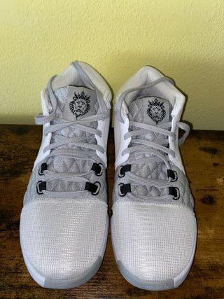 Zapatillas LeBron Witness 8 Talla 42-43 Gris