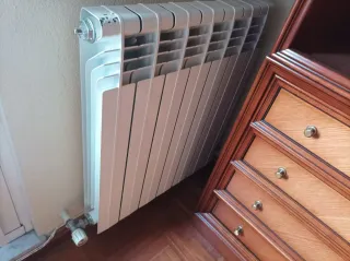 Radiador de metal plateado y blanco