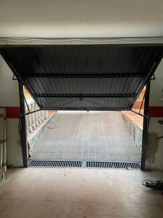 Puerta de garaje seccional negra