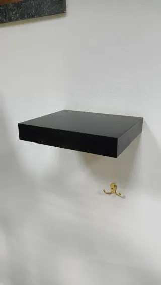 Balda de madera negra flotante