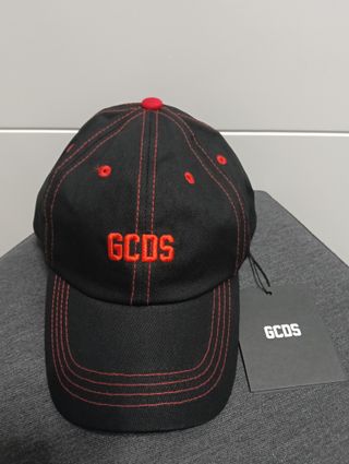 Gorra GCDS Hombre Negra y Roja