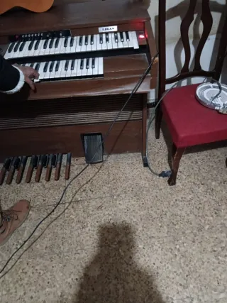 Órgano electrónico con pedales, marca,. LoGan