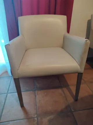 Sillas comedor con reposabrazos de piel beige