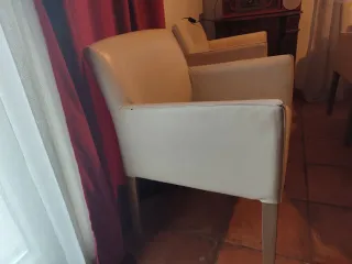 Sillas comedor con reposabrazos de piel beige