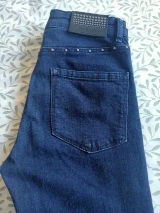 Vaqueros con tachuelas