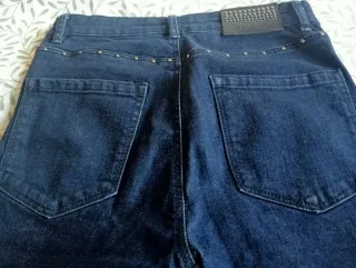 Vaqueros con tachuelas