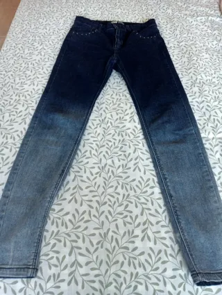 Vaqueros con tachuelas